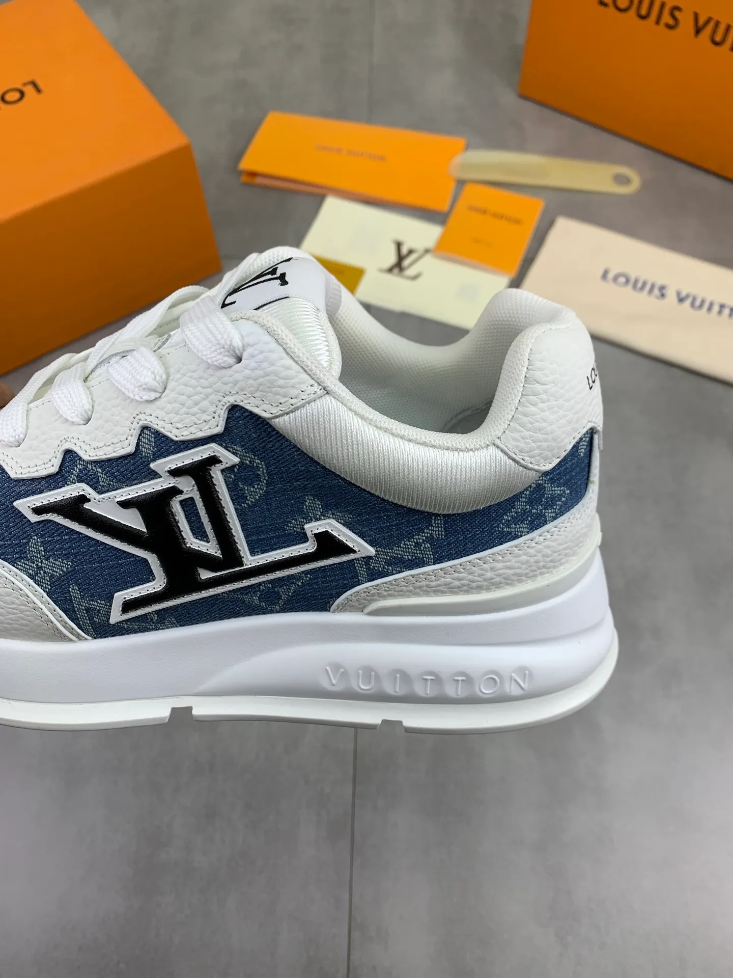 Factory price P700 💶 Top version [LOUIS VUITTON] Couple 🧑‍🤝‍🧑 Craftsman style Counter series (original order) New style 🍀LV Louis Vuitton - top version LV classic high-top trendy shoes! Made of imported original craft calfskin, original breathable lining, and original wear-resistant, lightweight, high-end TPU outsole! High quality products! 2️⃣ colors available, size: female 35-39, male 39-44 (female 40, male 45 46 customized)